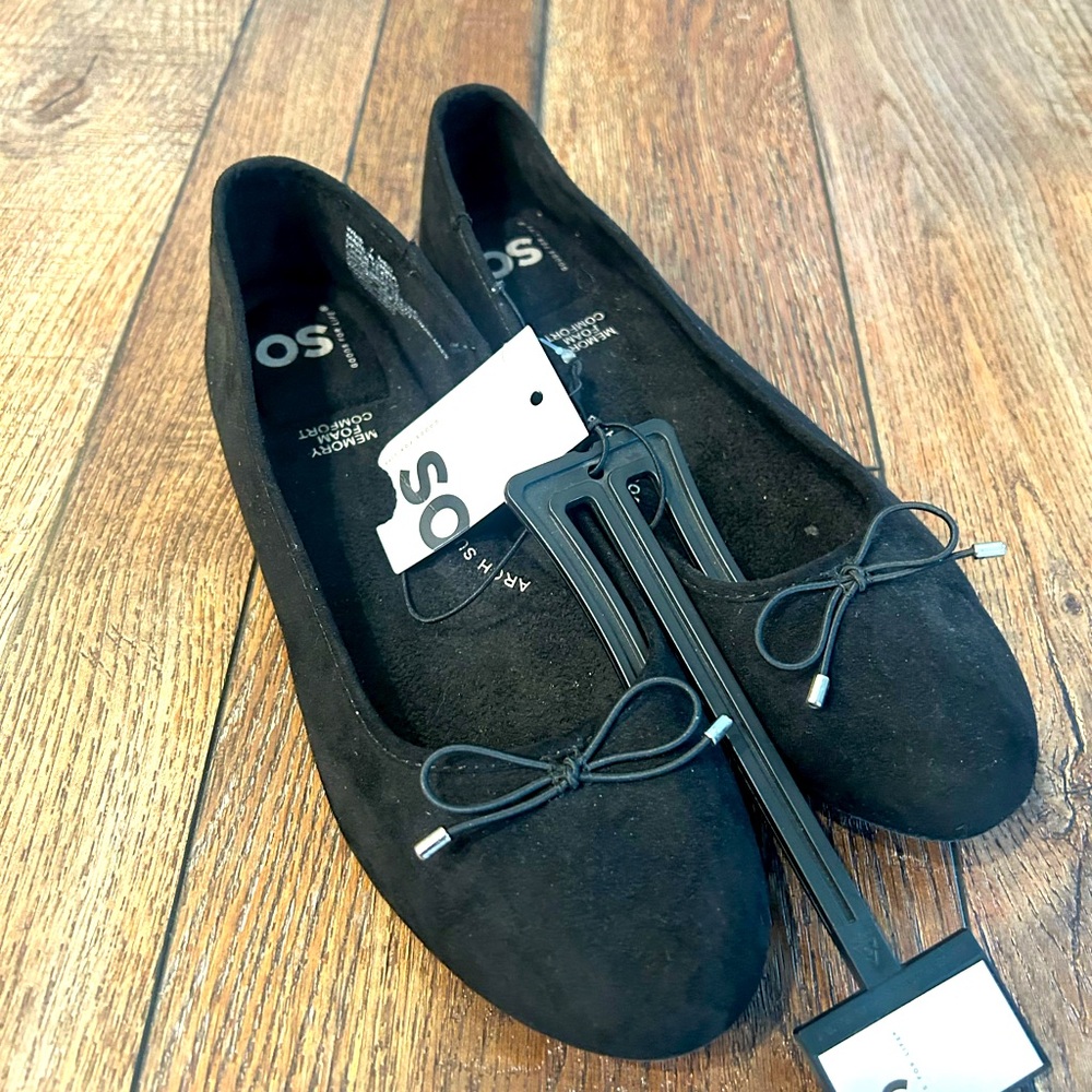 NWT SO black flats